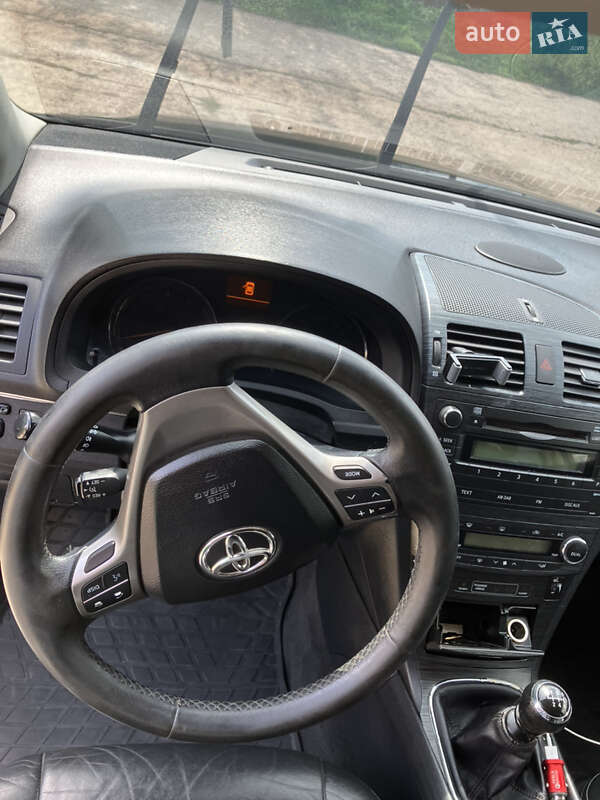 Универсал Toyota Avensis 2010 в Сарате