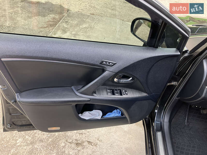 Универсал Toyota Avensis 2010 в Сарате