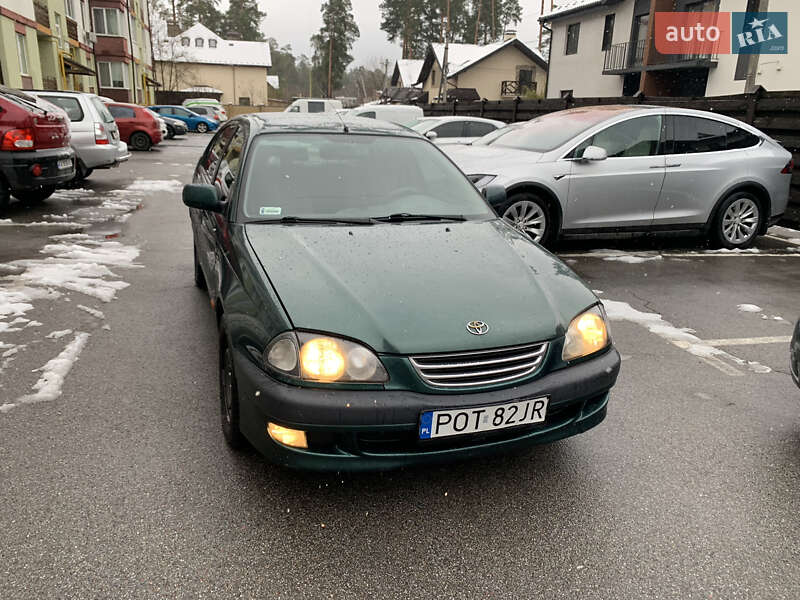 Седан Toyota Avensis 2001 в 
