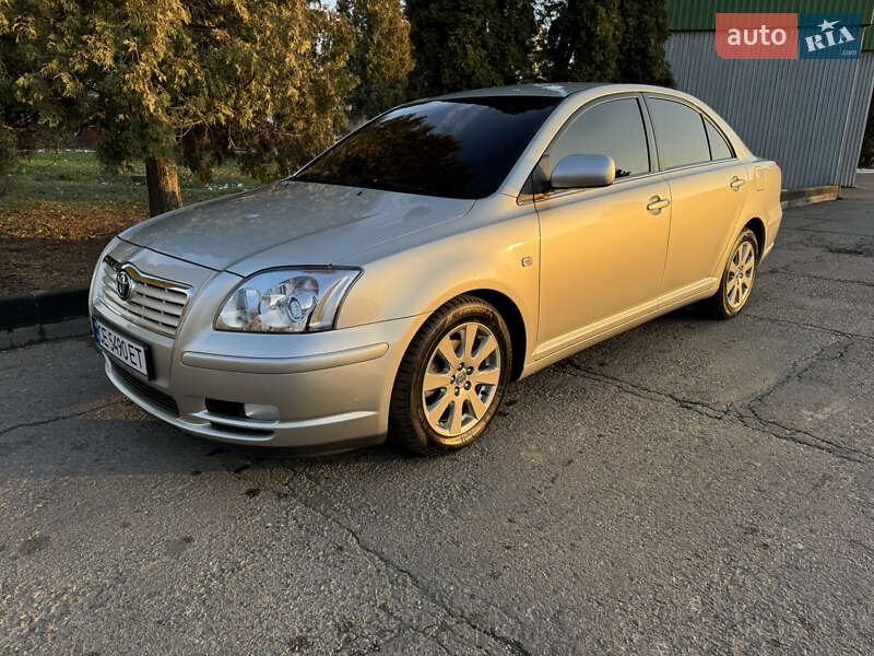 Седан Toyota Avensis 2003 в Черновцах