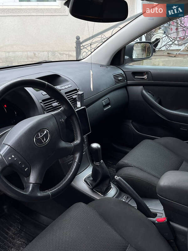 Универсал Toyota Avensis 2005 в Черновцах