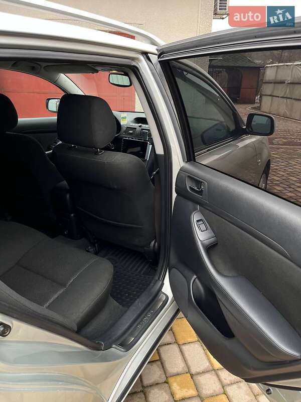 Универсал Toyota Avensis 2005 в Черновцах