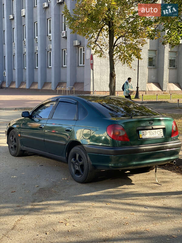 Седан Toyota Avensis 1999 в Запоріжжі
