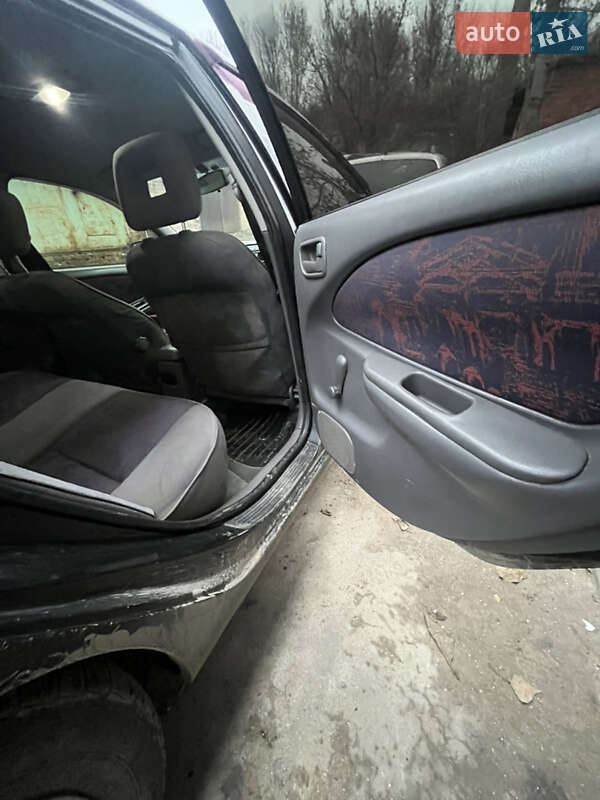 Седан Toyota Avensis 2000 в Хмельницькому