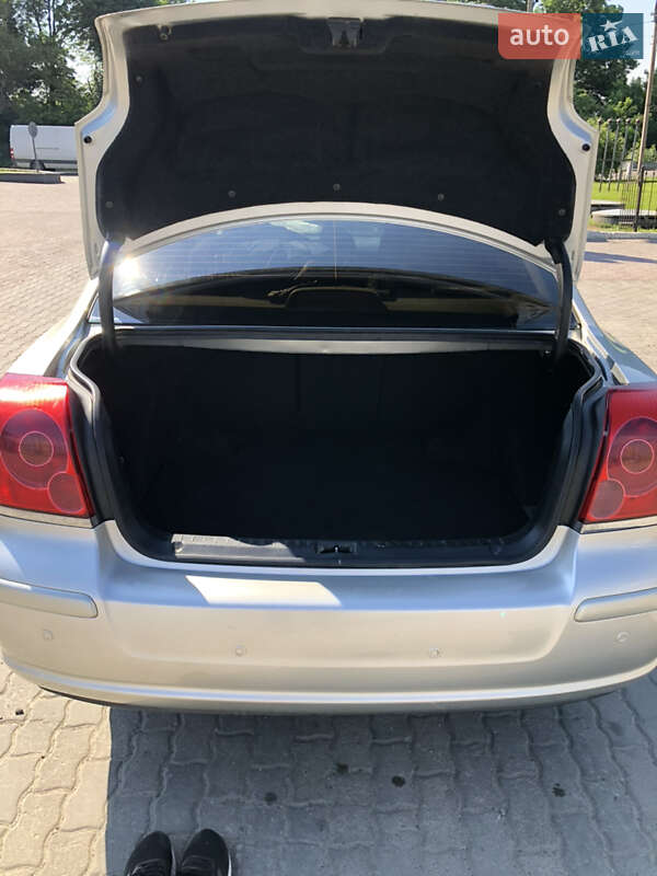 Седан Toyota Avensis 2005 в Черновцах