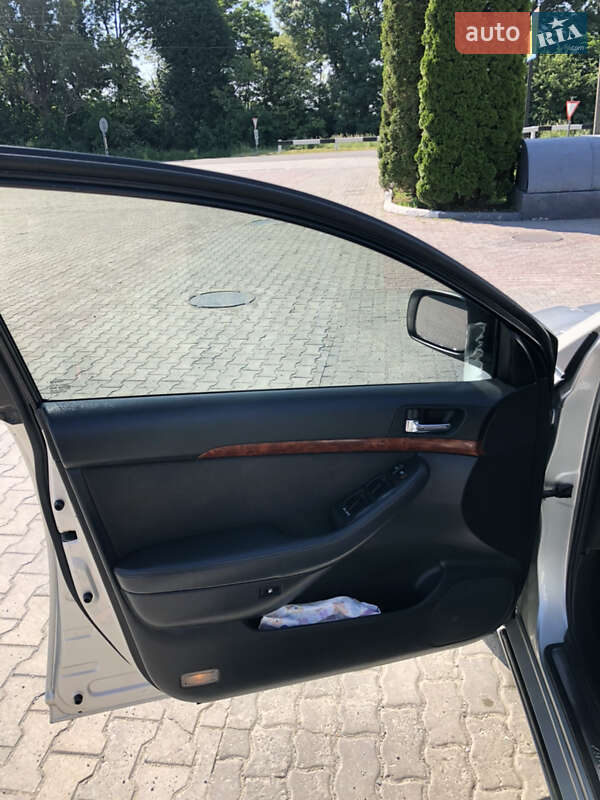 Седан Toyota Avensis 2005 в Черновцах