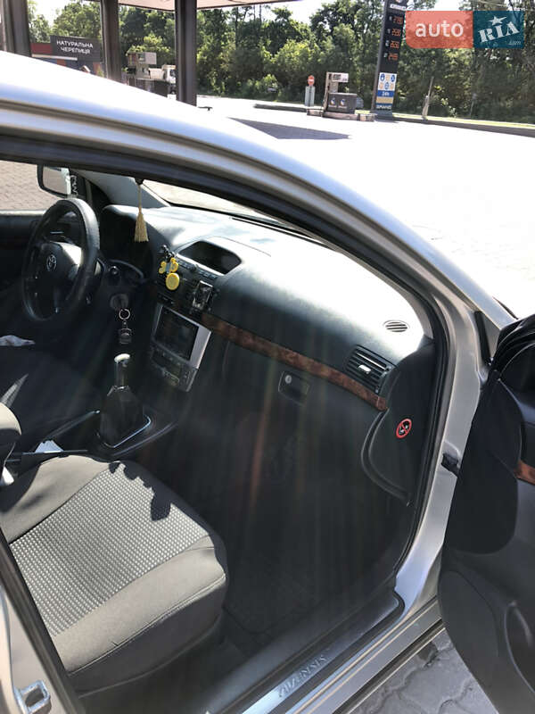 Седан Toyota Avensis 2005 в Черновцах