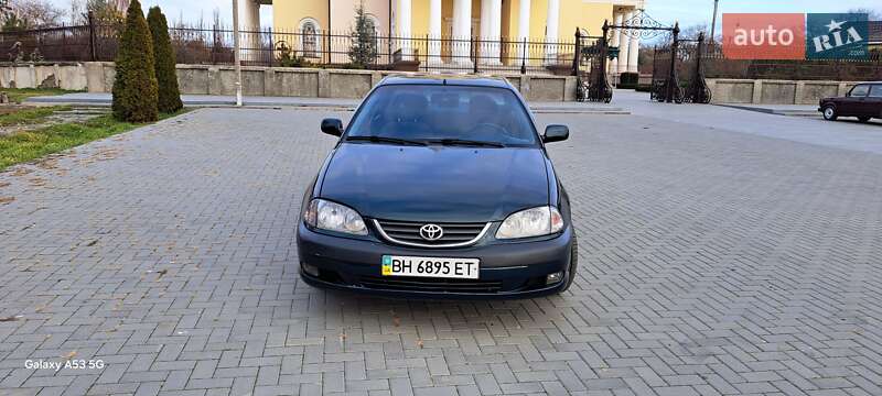Седан Toyota Avensis 2000 в Болграді
