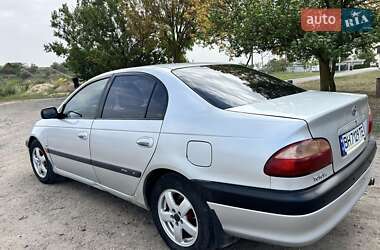 Седан Toyota Avensis 2001 в Южному