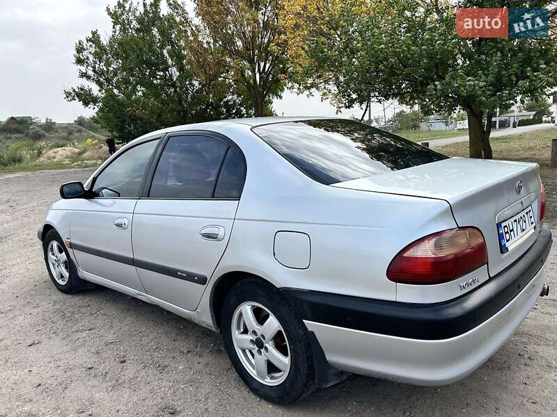 Седан Toyota Avensis 2001 в Южном