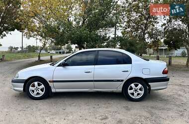 Седан Toyota Avensis 2001 в Южном