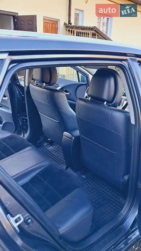 Універсал Toyota Avensis 2013 в Луцьку