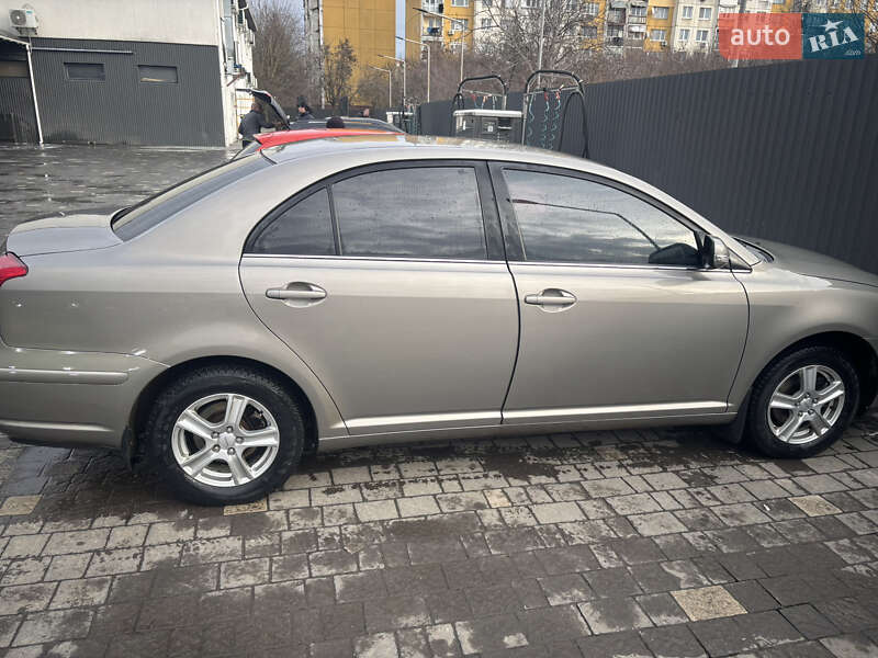 Седан Toyota Avensis 2006 в Ужгороде