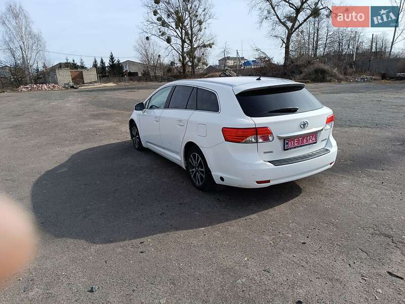 Универсал Toyota Avensis 2013 в Любешове