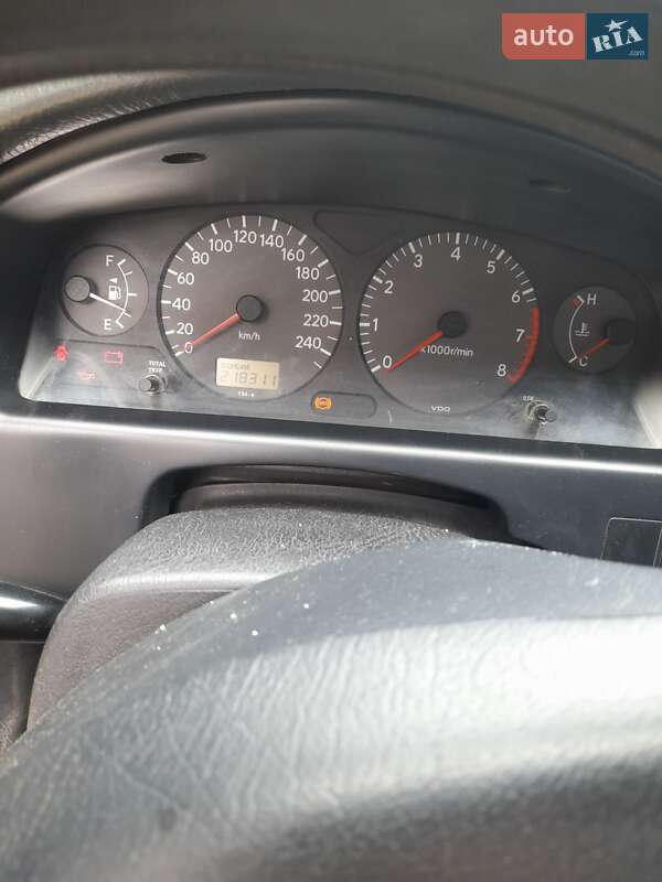 Седан Toyota Avensis 2002 в Яблуниці