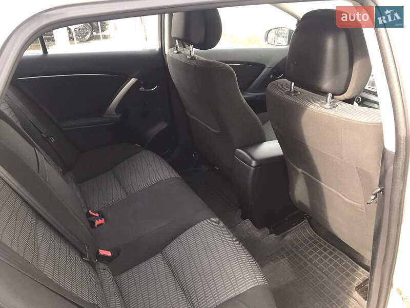Універсал Toyota Avensis 2012 в Чернігові