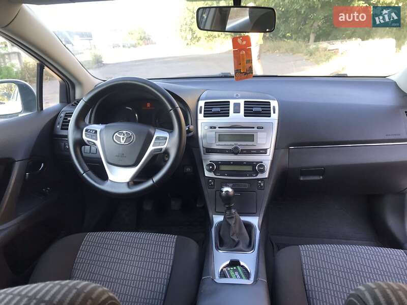 Універсал Toyota Avensis 2012 в Чернігові