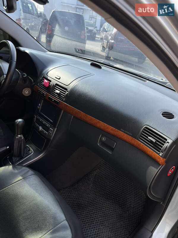 Седан Toyota Avensis 2008 в Ровно
