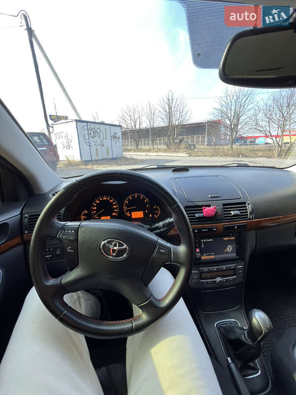 Седан Toyota Avensis 2008 в Ровно
