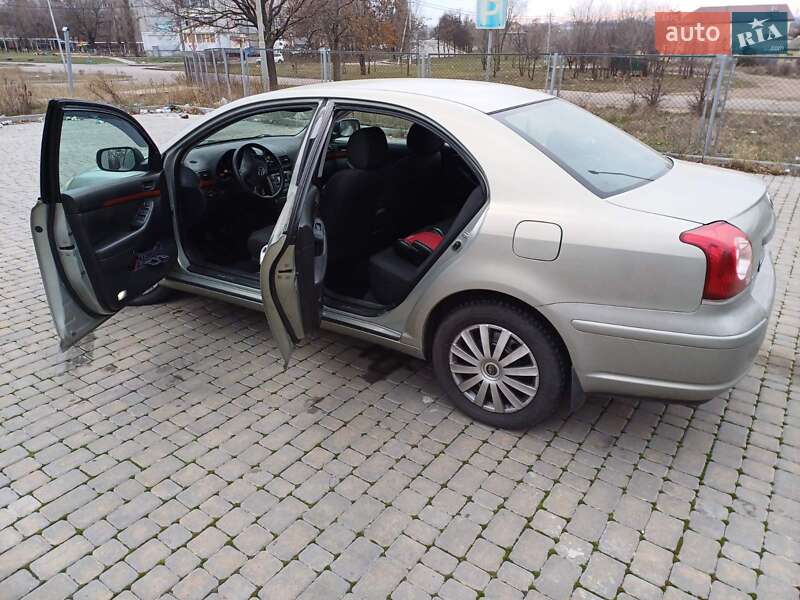 Седан Toyota Avensis 2006 в Николаеве