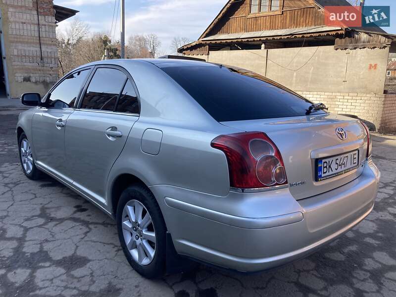 Лифтбек Toyota Avensis 2006 в Ровно