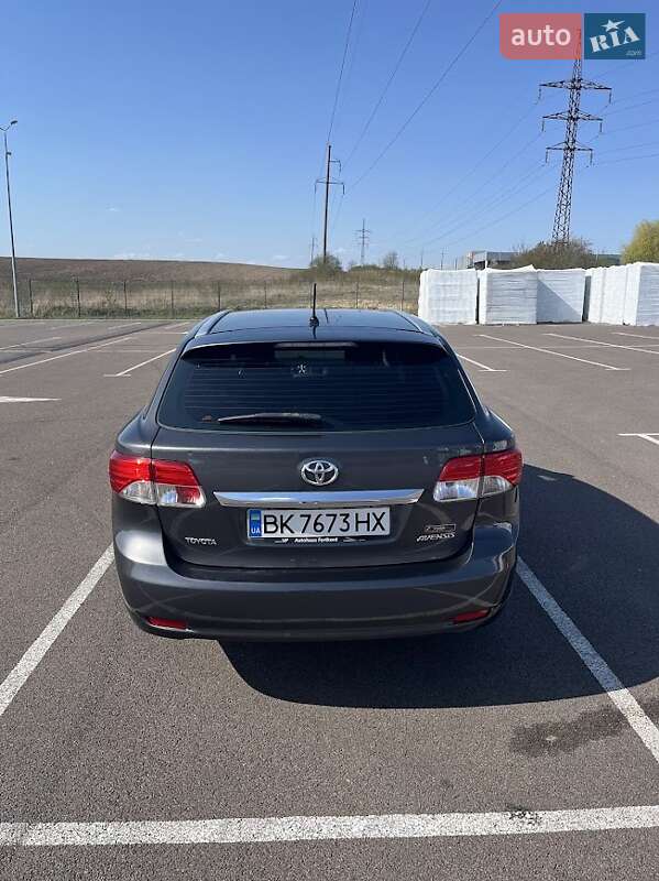 Універсал Toyota Avensis 2012 в Рівному