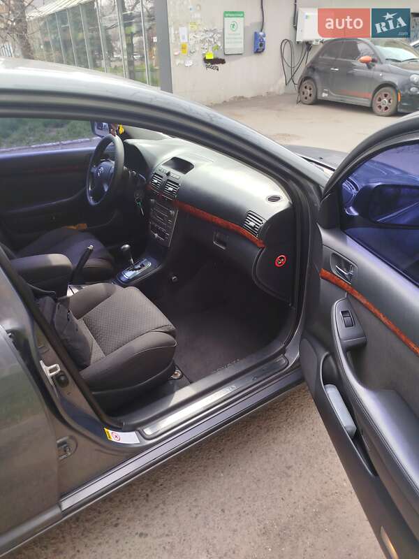 Седан Toyota Avensis 2004 в Одессе