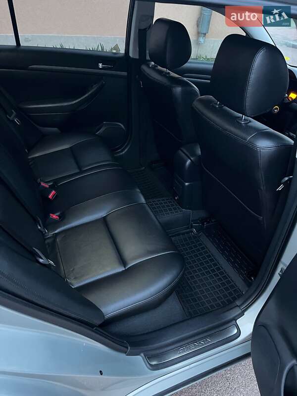 Універсал Toyota Avensis 2008 в Житомирі