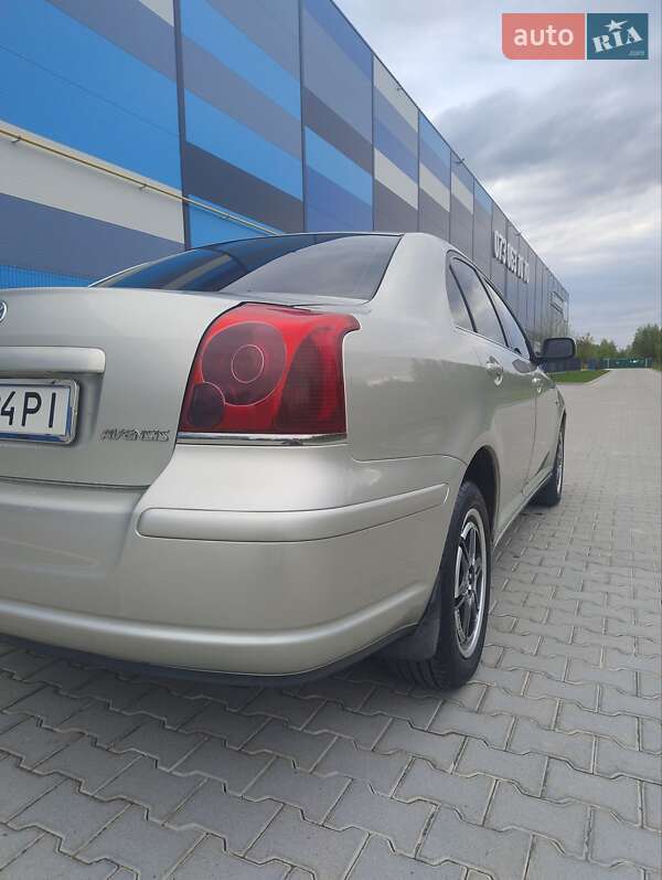 Седан Toyota Avensis 2004 в Львові