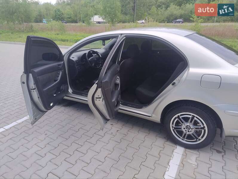 Седан Toyota Avensis 2004 в Львові