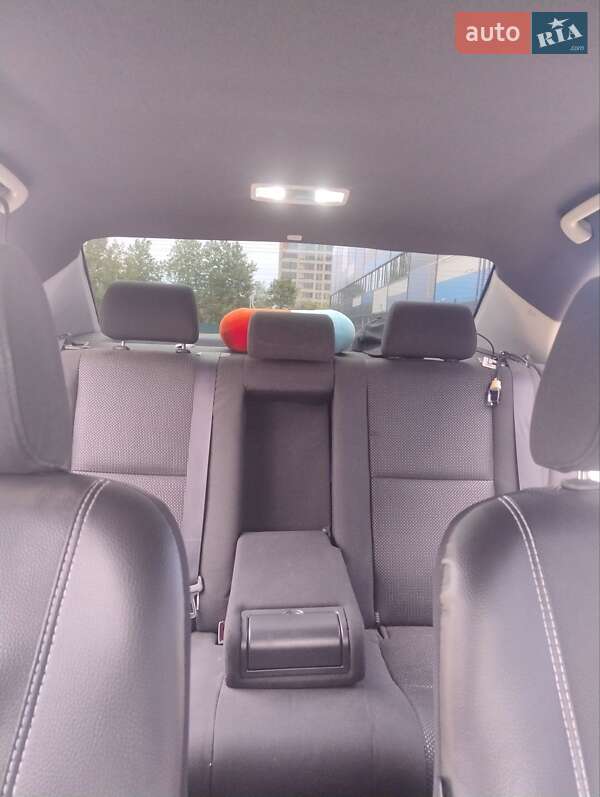 Седан Toyota Avensis 2004 в Львові