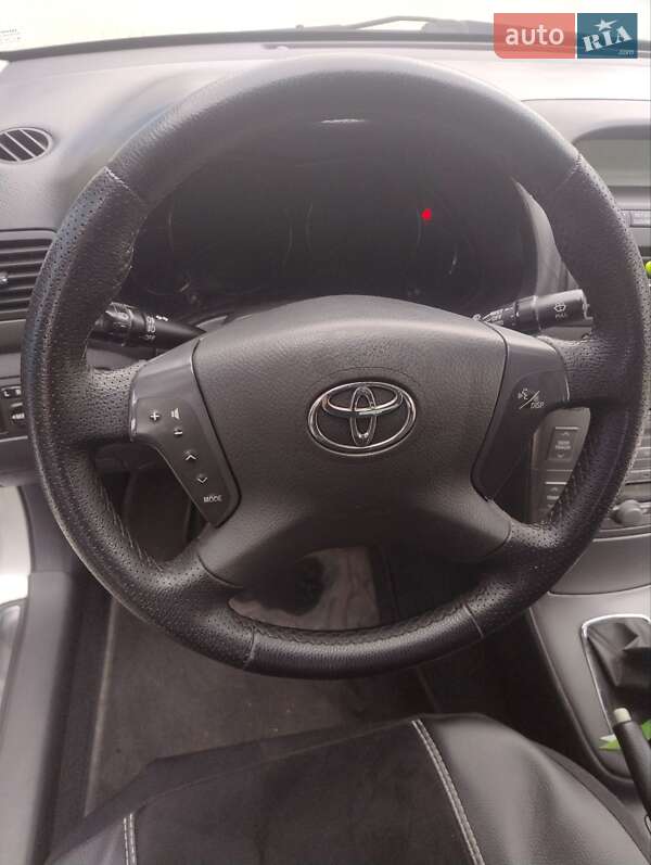 Седан Toyota Avensis 2004 в Львові