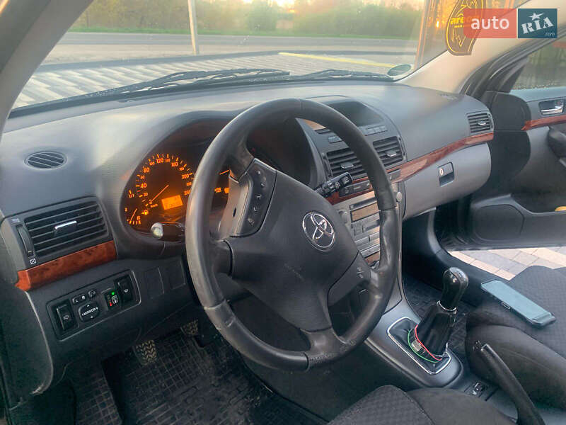 Лифтбек Toyota Avensis 2003 в Львове