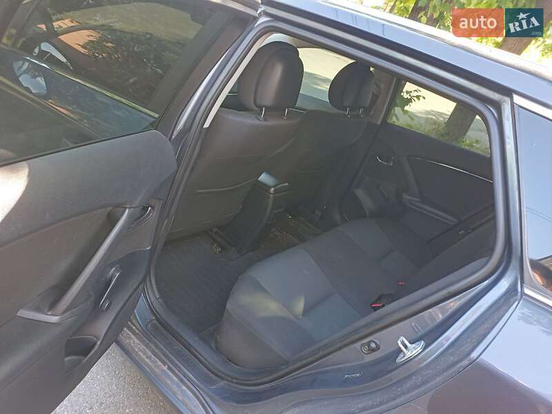 Универсал Toyota Avensis 2010 в Александрие