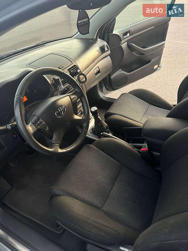 Седан Toyota Avensis 2008 в Луцке