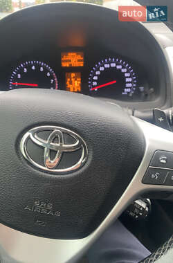Седан Toyota Avensis 2012 в 
