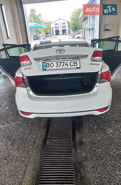 Седан Toyota Avensis 2012 в 