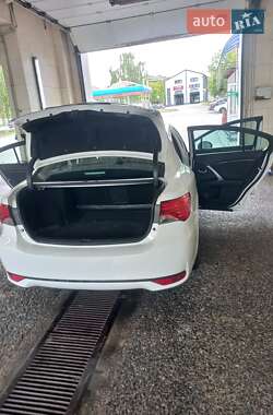 Седан Toyota Avensis 2012 в 
