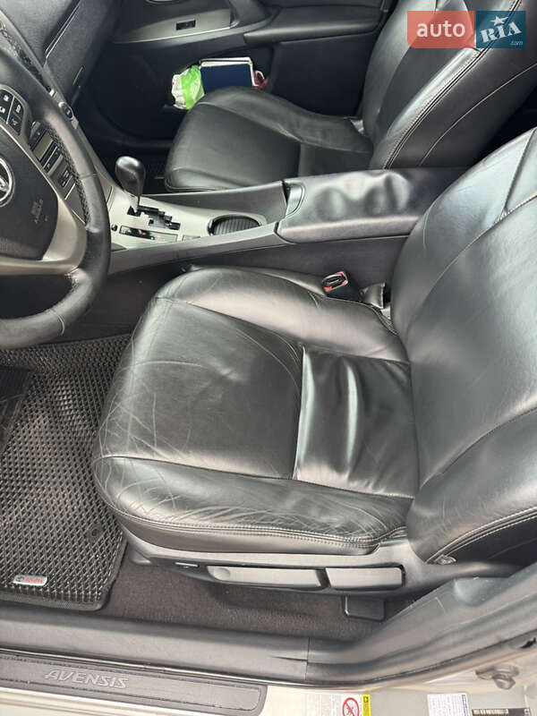 Седан Toyota Avensis 2011 в Чернигове