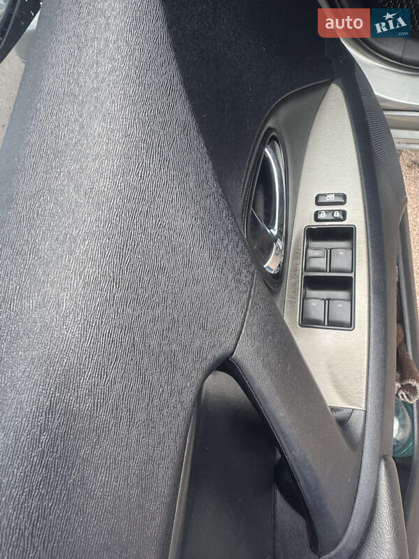 Седан Toyota Avensis 2011 в Чернигове