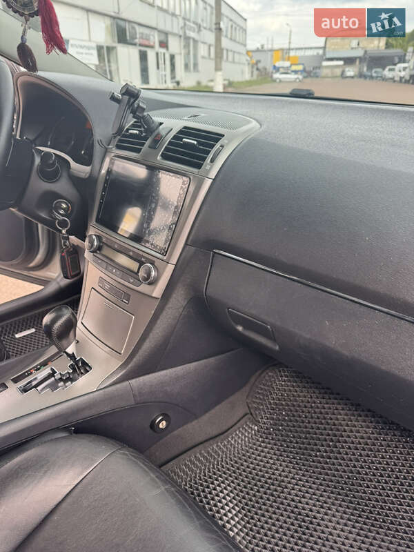 Седан Toyota Avensis 2011 в Чернигове