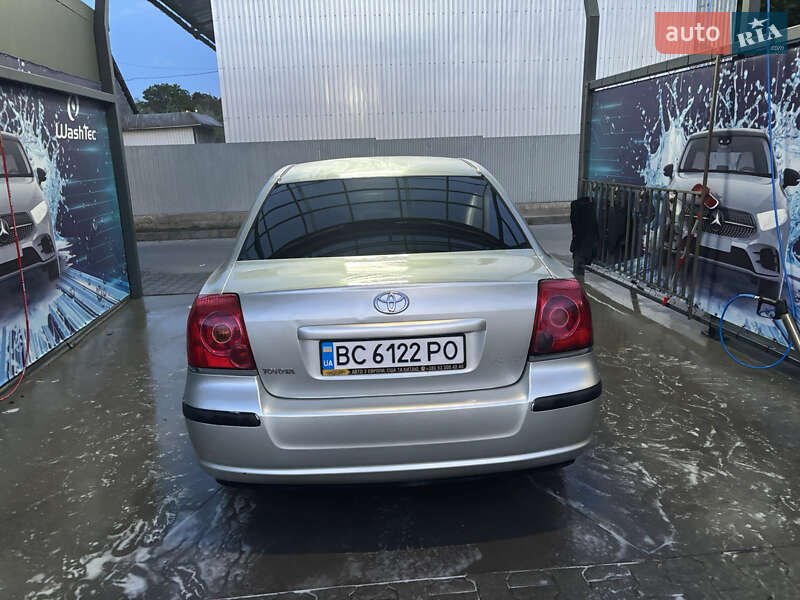 Седан Toyota Avensis 2004 в Львові