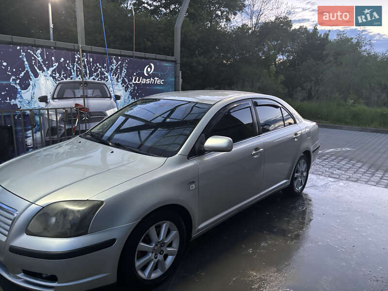 Седан Toyota Avensis 2004 в Львові