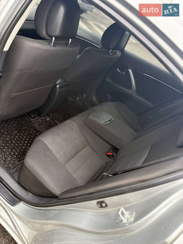 Седан Toyota Avensis 2012 в Києві