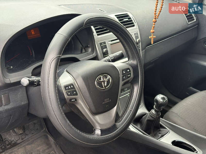 Седан Toyota Avensis 2012 в Києві