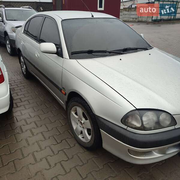 Седан Toyota Avensis 2000 в Ровно