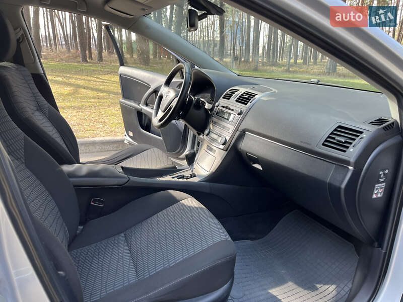 Седан Toyota Avensis 2012 в Чернігові