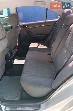 Седан Toyota Avensis 2005 в Кривом Роге