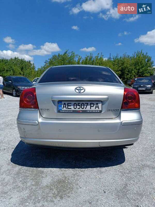 Седан Toyota Avensis 2005 в Кривом Роге
