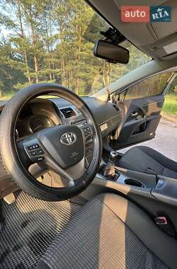 Седан Toyota Avensis 2011 в 